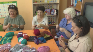 Одежду для недоношенных детей вяжут волонтеры Тараза
