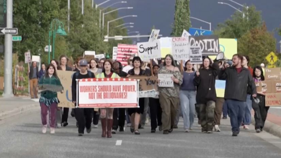 Жители Аляски провели акции на фоне саммита