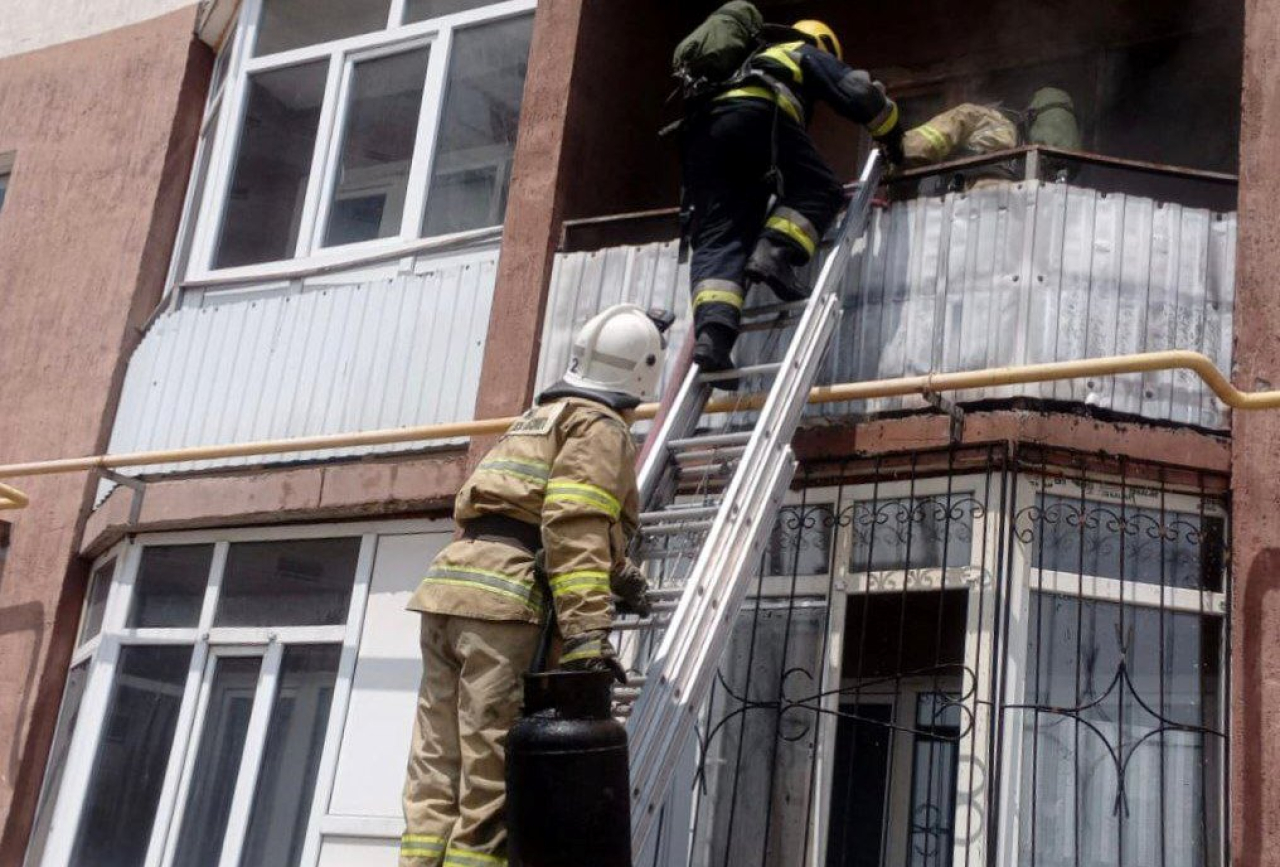 Спасатели эвакуировали 9 детей из горящего дома в Талдыкоргане