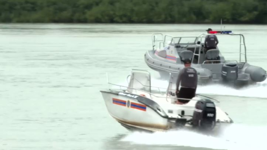 Спасатели оповещают отдыхающих с воздуха