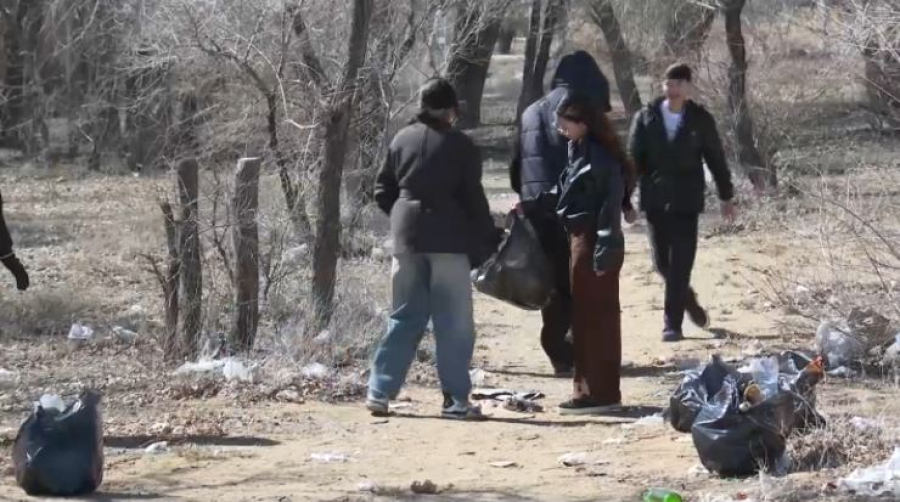 Жезқазғанда студенттер көл жағалауын тазалады