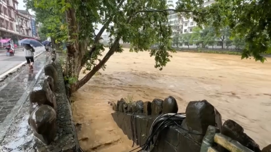 Дожди на юго-западе Китая не прекращаются уже неделю