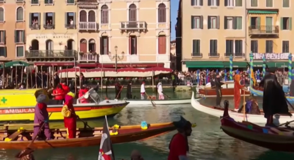 Венецияда дәстүрлі карнавал жүріп жатыр