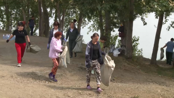 «Таза Қазақстан»: Белоусовка кентінен екі тоннадан астам қоқыс шығарылды