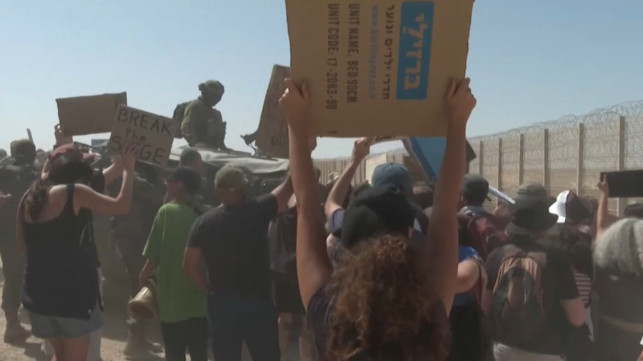 Сотни израильтян вышли на протест из-за перехвата флота с гумпомощью