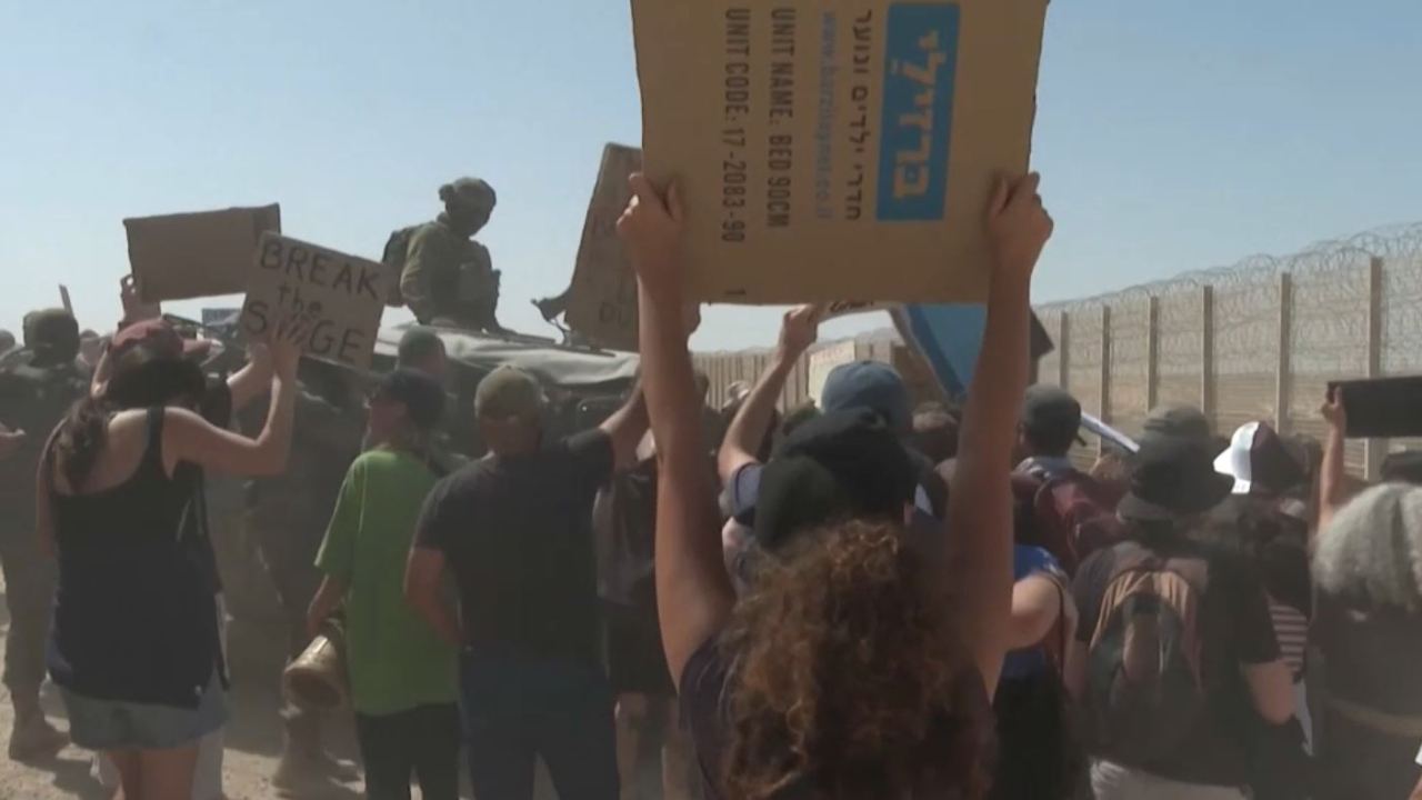 Сотни израильтян вышли на протест из-за перехвата флота с гумпомощью