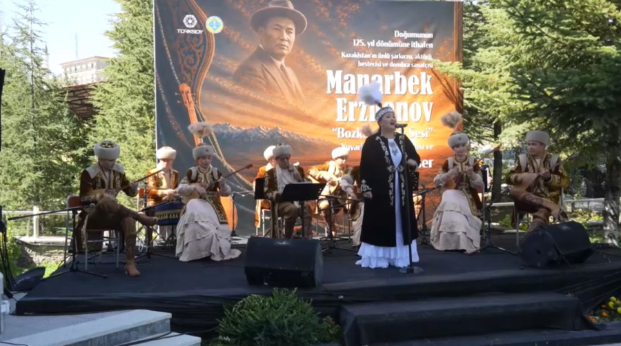 Әнші, сазгер Манарбек Ержановтың есімі ұлықталды