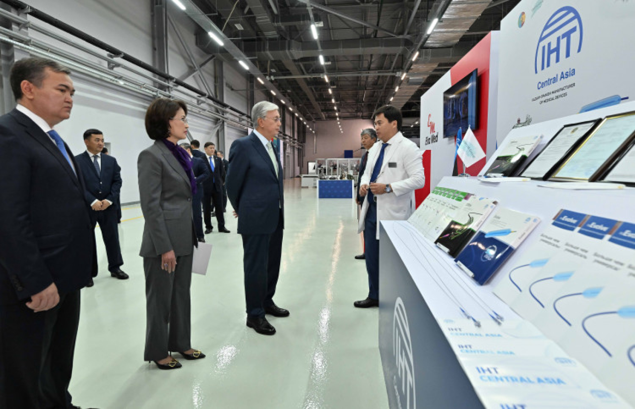 Касым-Жомарт Токаев посетил выставку медицинских технологий в столице