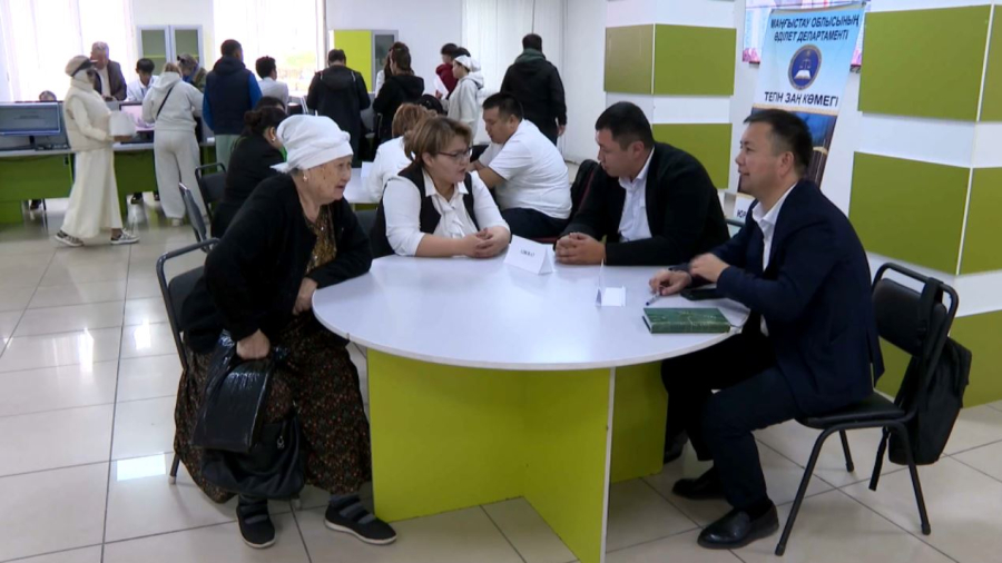 Ақтаулық заңгерлер тұрғындарға тегін кеңес берді