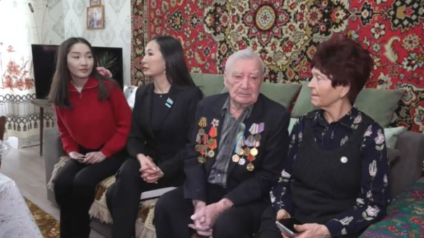 Молодые активисты выразили благодарность ветерану В. Скаленко в Уральске