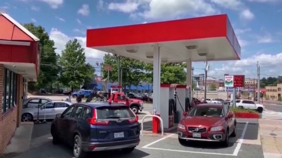 Цены на бензин продолжают расти в США