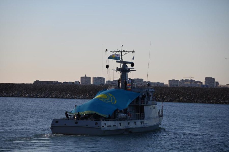 Военные моряки пронесли по Каспию флаг Казахстана