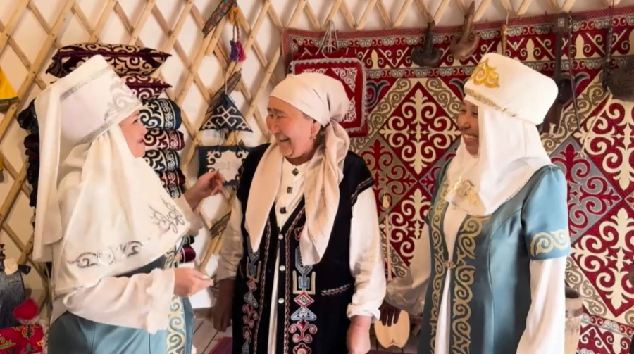 Өзбекстандағы қандастар ұлттық киімді ұлықтап жүр