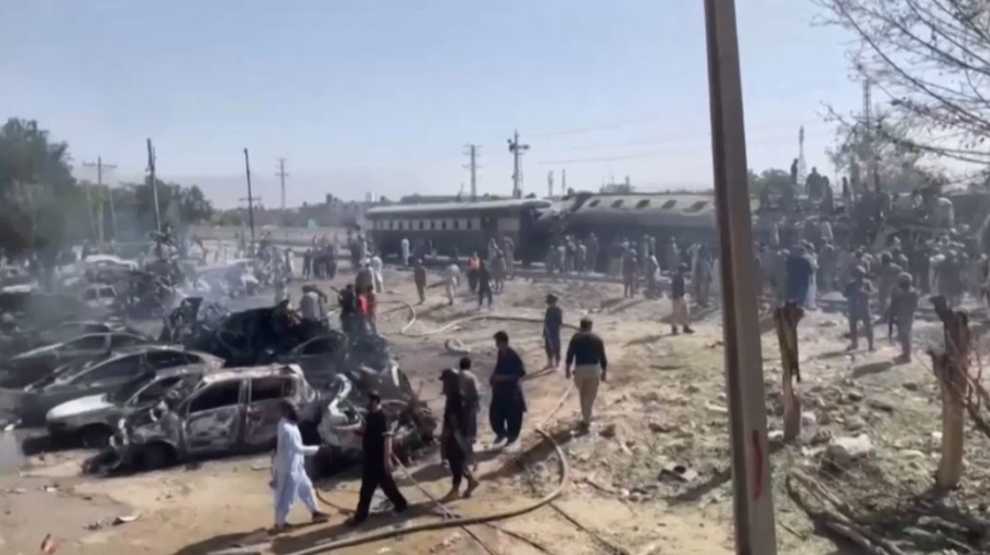 Поезд взорвался в Пакистане