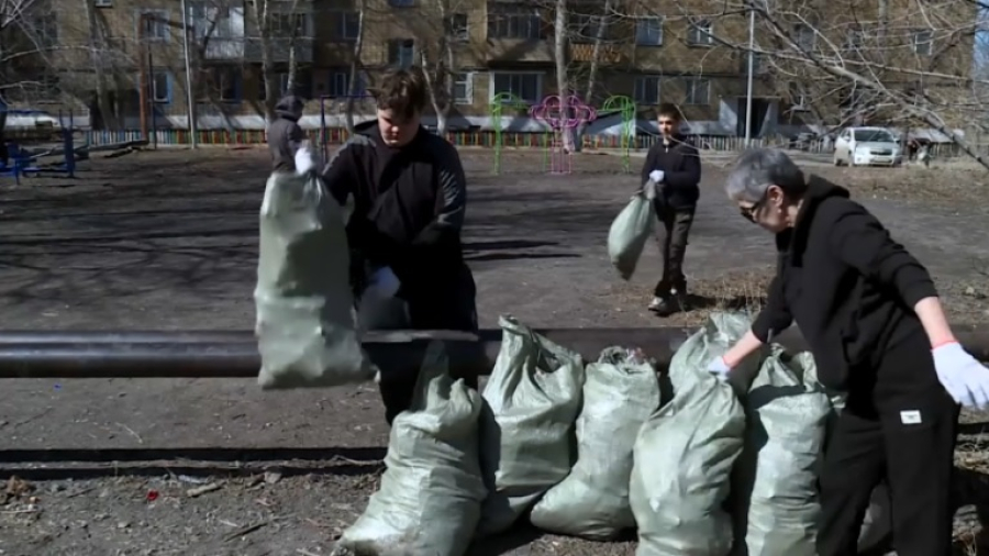 «Таза бейсенбі»: дворы очистили от мусора в Караганде