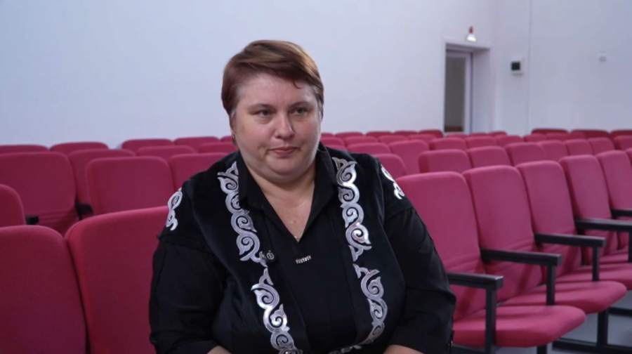 Қарағандыда украин қызы балаларға домбыра тартуды үйретіп жүр