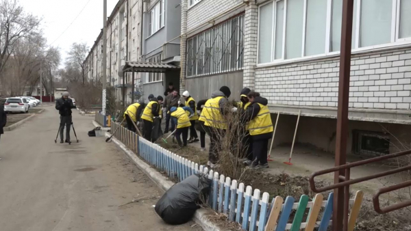 Волонтёры Уральска провели уборку придомовых территорий