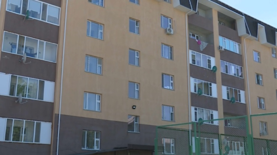 Более 50 детей выпали из окон в Астане с начала года