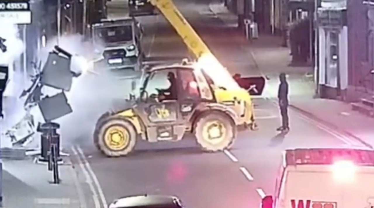 Банкомат вырвали экскаватором из здания банка в Британии