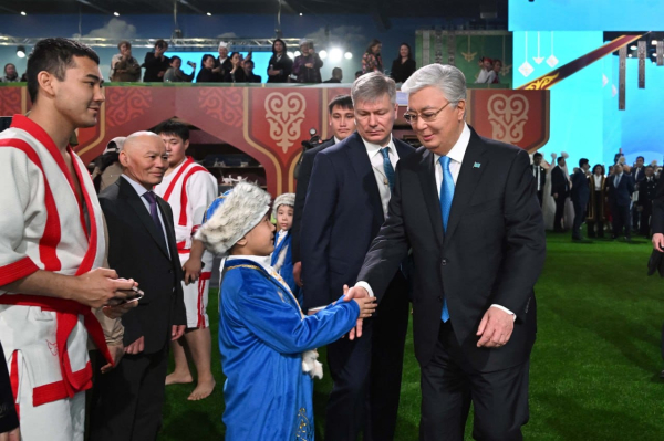 Президент осмотрел ярмарку ремесел в этноауле