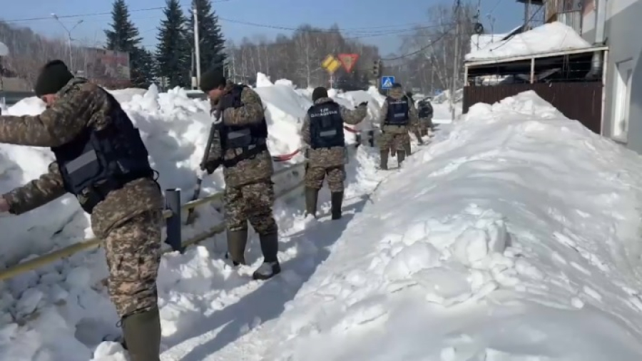 Защиту от паводка усиливают на востоке Казахстана