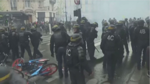 Столкновения с полицией происходили на демонстрации во Франции