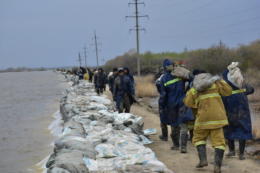 СКО на страже от паводков: спасатели укрепляют дамбы и откачивают воду