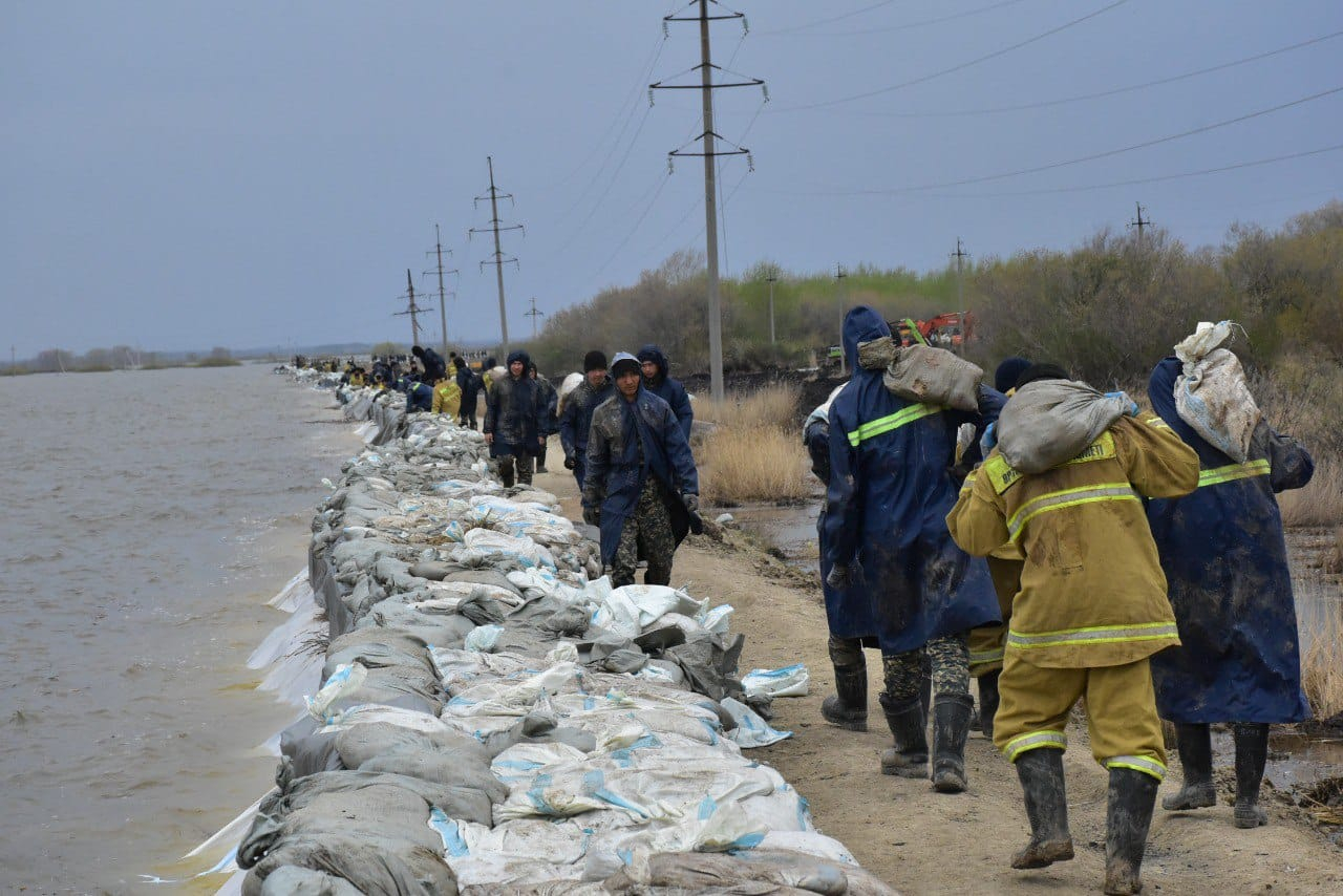 СКО на страже от паводков: спасатели укрепляют дамбы и откачивают воду