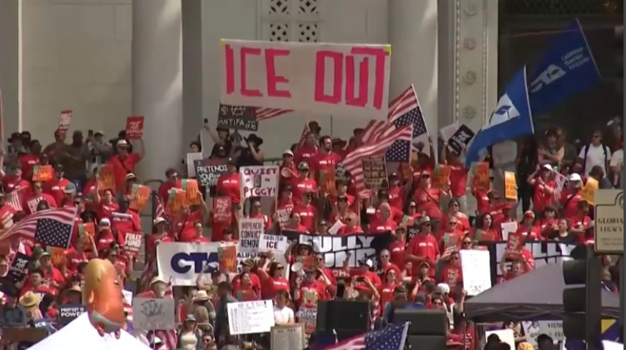 Многотысячные протесты против политики Трампа прошли в США