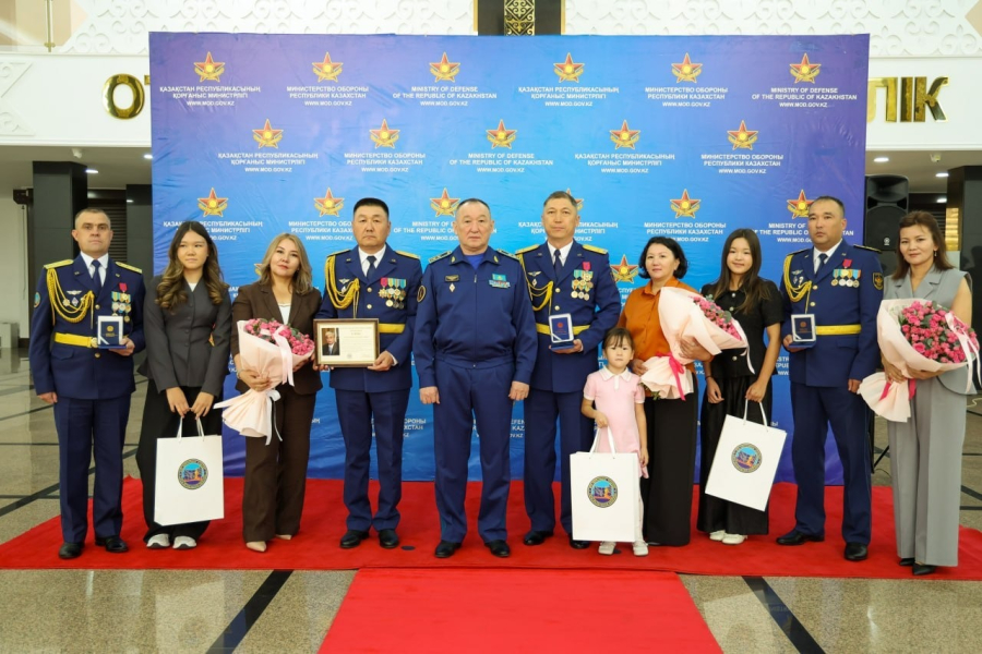 Орман өртін сөндірген қаһармандар: әскери ұшқыштар марапатталды