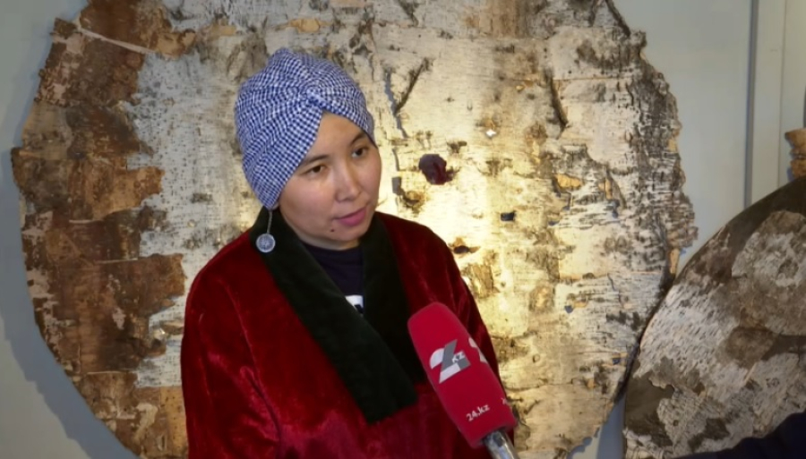 Художница из Астаны знакомит туристов с казахской культурой