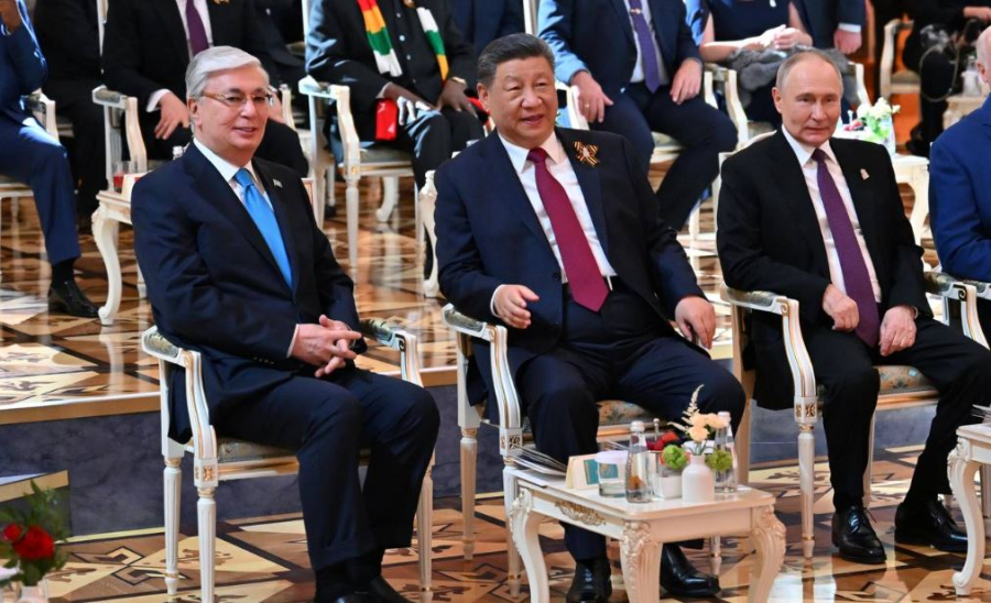 Президент Жеңістің 80 жылдығына арналған мерекелік концертке барды