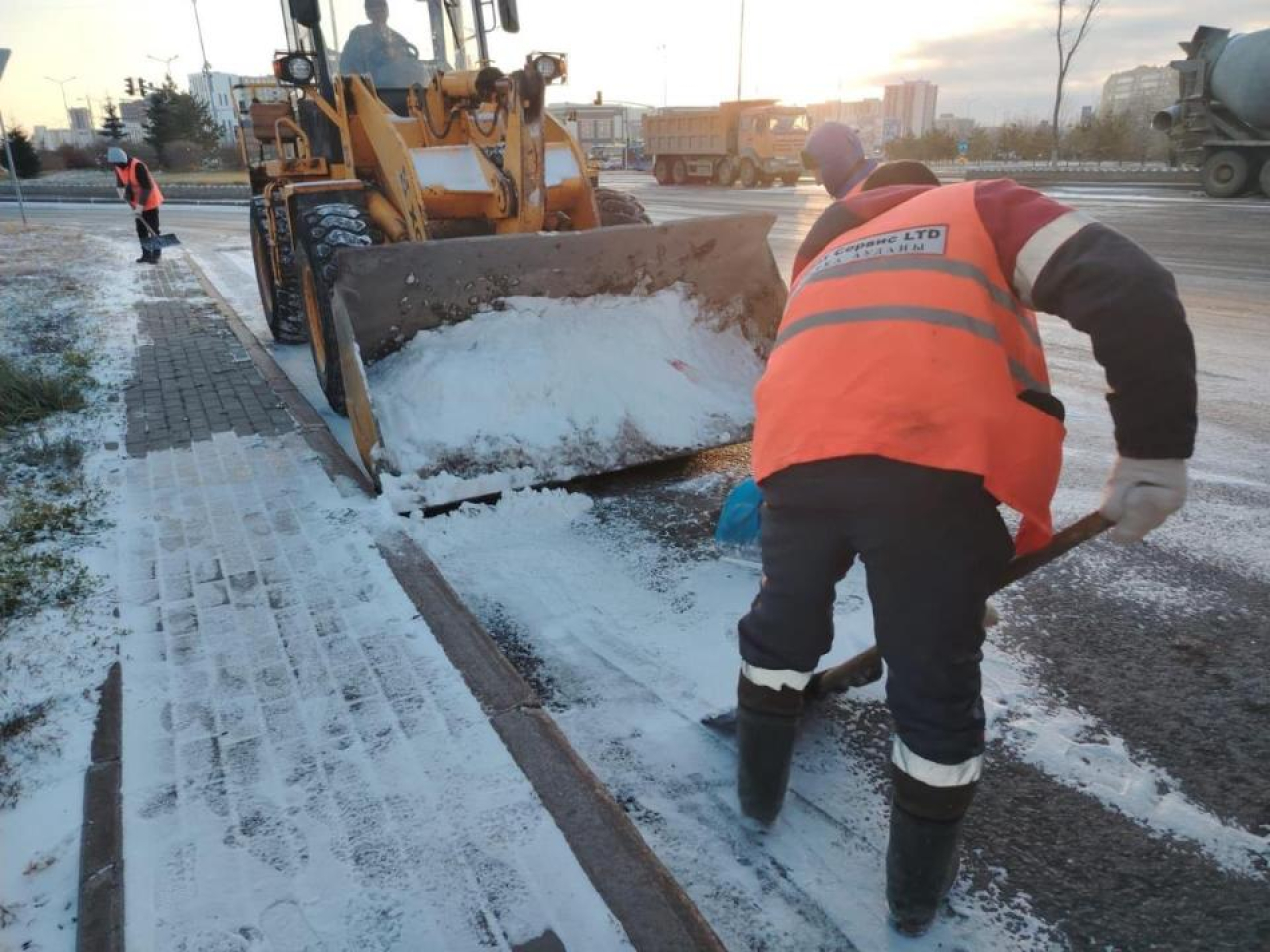 Более 2700 рабочих чистят улицы столицы