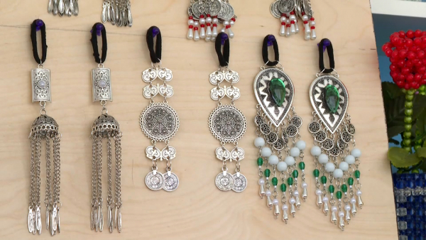 Кызылординская школьница создаёт национальные украшения из доступных материалов