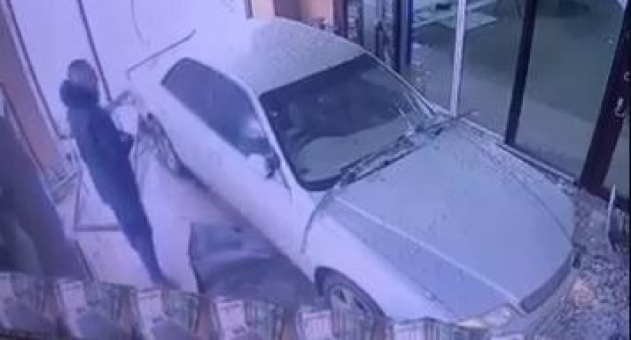 Автомобиль влетел в супермаркет в Павлодаре