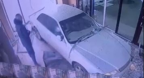 Автомобиль влетел в супермаркет в Павлодаре