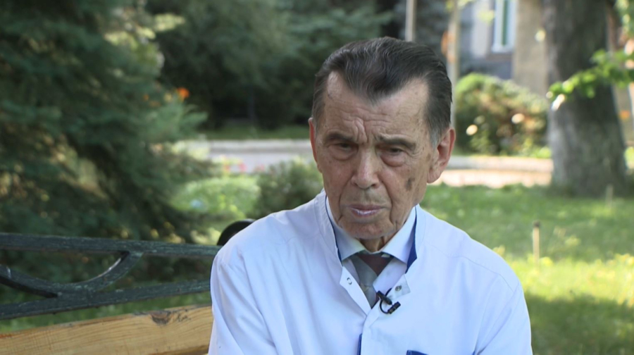 Личный врач Динмухамеда Конаева продолжает лечить людей