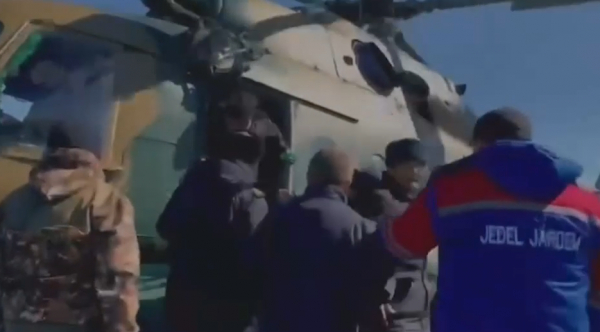 Әскери ұшқыштар тасқыннан зардап шеккендерге көмектесіп жатыр