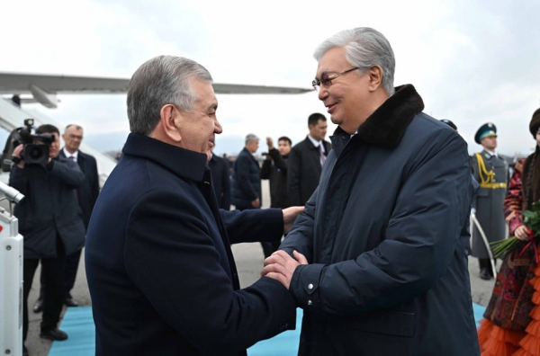 Токаев встретил Мирзиёева в аэропорту Алматы