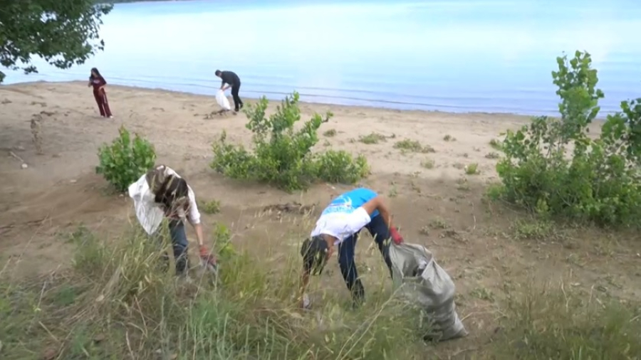 В Шульбинске очистили от мусора берег водохранилища