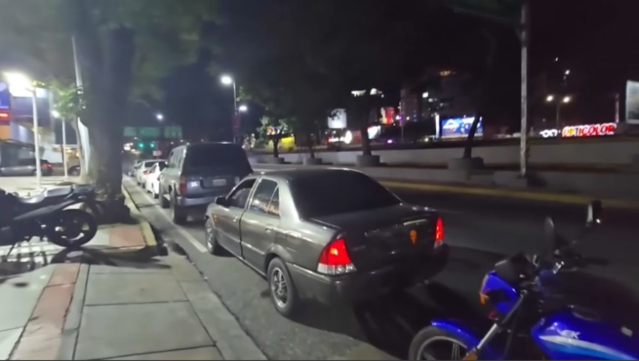 Очереди возникли на заправках и в магазинах Каракаса