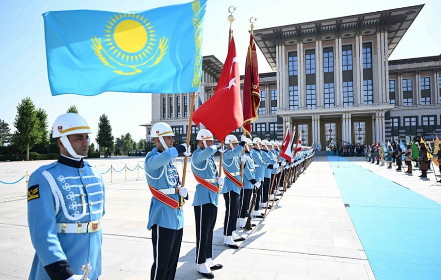 Токаева торжественно встретили в Президентском дворце в Анкаре