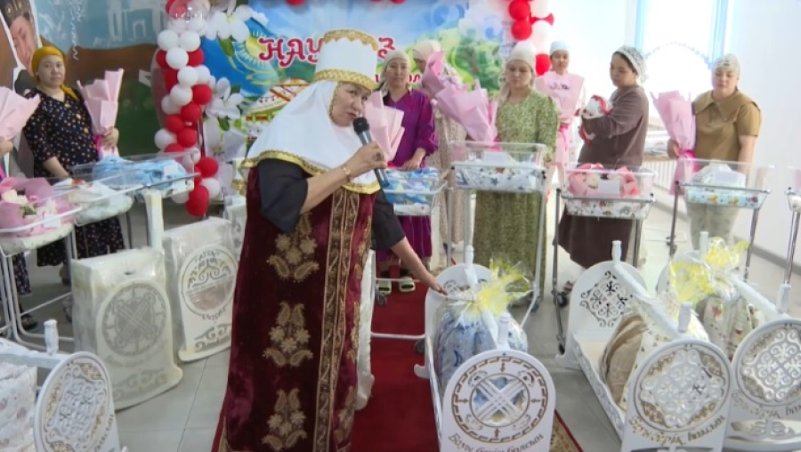 Новорожденным подарили колыбели в Актобе