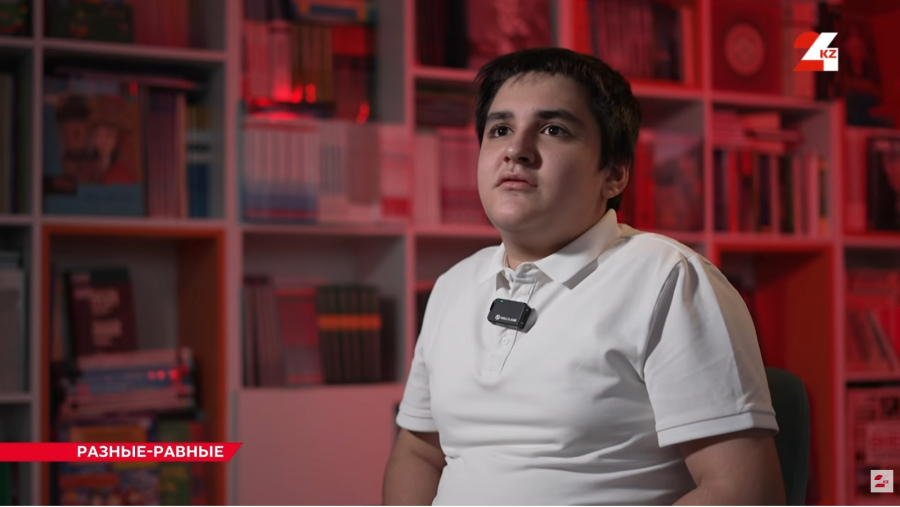 «Очень хороший друг». Как инклюзивное образование помогает особенному Мусе Асланову