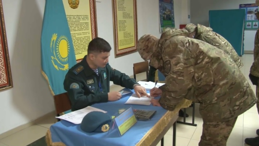 Военнослужащие приняли участие в голосовании на референдуме
