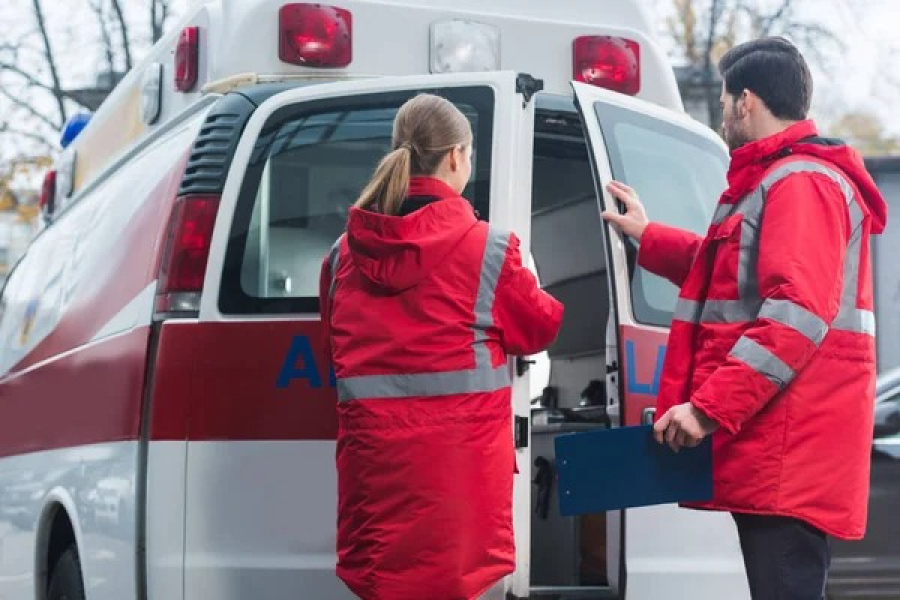 Павлодарда жүк көлігінің дөңгелегін ауыстырып жатқан жұмысшы қаза тапты