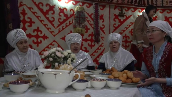 Баурсаками и коже в честь праздника угощают жителей Уральска