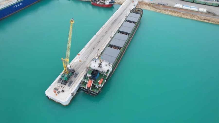 Құрық порты құрғақ жүк таситын кемемен толықты