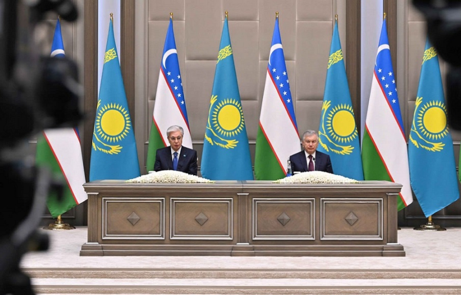 Президенты Казахстана и Узбекистана провели брифинг для СМИ