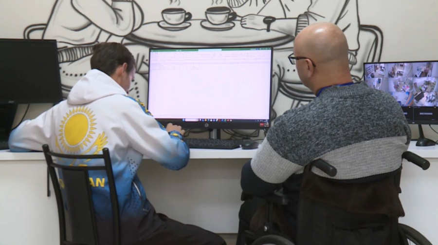Людей с особыми потребностями обучают IT-профессиям в Карагандинской области